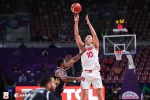 敢投就是好样的！王俊杰半场10中6独得15分 3记三分都是顶投！