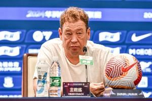 斯卢茨基：米特里策是目前中超最出色外援，1分差距不代表什么