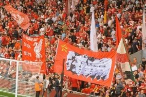 利物浦球迷将斯洛特列入传奇主帅横幅，与克洛普等人并列