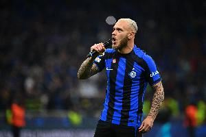 记者：迪马尔科因右大腿擦伤被替换下场