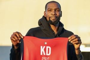 杜兰特造访米兰阿玛尼获赠球衣！主队：我们球衣颜色很适合你