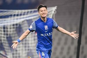 记者：蒋圣龙陪伴妻子生产后马不停蹄赶回青岛，准备明晚比赛