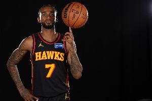 表现不错！亚历山大-沃克半场8中3贡献10分1板3助1帽