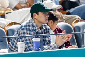 王大雷现场观战WTA宁波站单打决赛，他昨天在杭州踢完中超