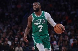 双拳难敌四手！杰伦布朗25中12&15罚12中空砍全场最高的41分