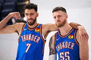 哈滕：霍姆格伦是联盟最好的大个子球员之一 我们在场上信任彼此