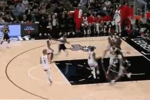 闲庭信步！哈珀后场开始运球 连续过掉防守完美压哨上篮打中