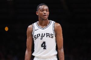 福克斯谈首秀:就是努力打球 球队6胜2负&我不想打乱他们的节奏