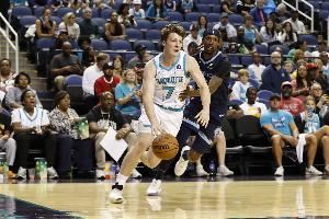 黄蜂主帅：克尼佩尔始终保持自己风格不断进步 为他表现感到骄傲